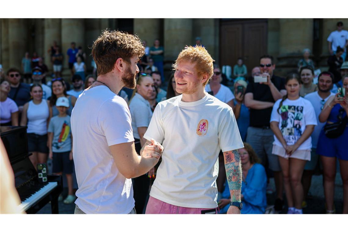 Handshake zwischen den beiden Künstlern.
