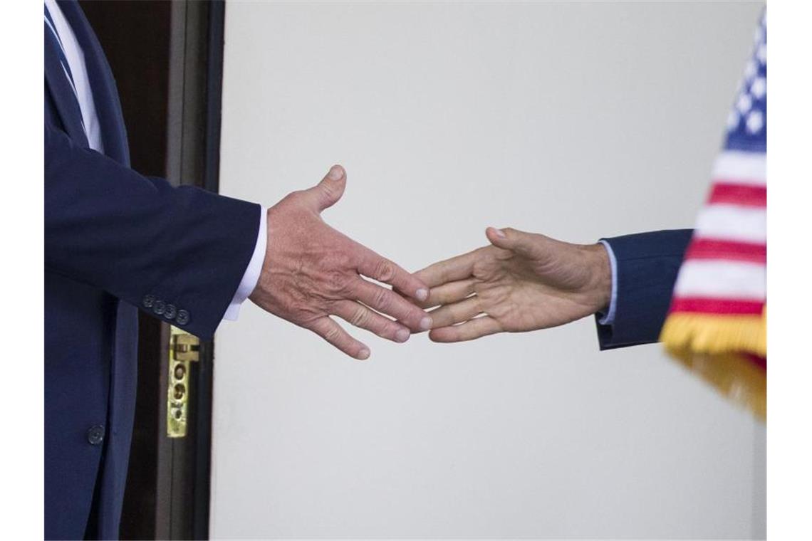 Handshake zwischen US-Präsiden Donald Trump (l.) und dem kanadischen Premier Justin Trudeau. Foto: Alex Brandon/AP