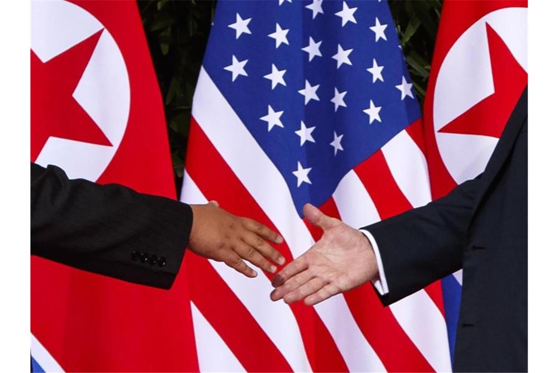 Handshake: US-Präsident Donald Trump (r.) und der nordkoreanische Machthaber Kim Jong Un bei ihrem Treffen in Singapur im Februar diesen Jahres. Foto: Evan Vucci/AP/dpa
