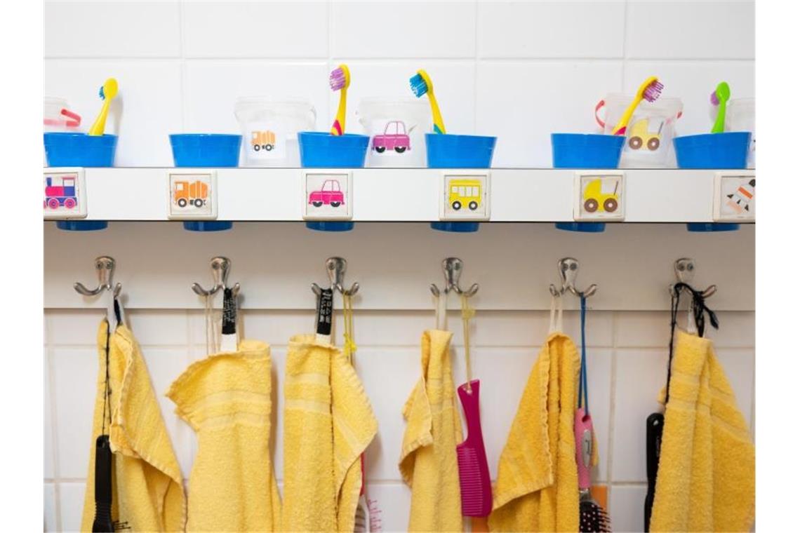 Studien sehen dramatische Personalnot in Kitas Handtücher und Zahnputzbecher hängen und stehen in einer Kindertagesstätte im Waschraum. Foto: Sebastian Kahnert/dpa-Zentralbild/dpa