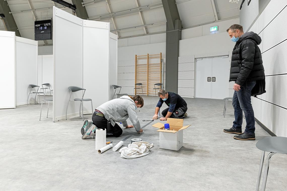 Kreis bekommt viel weniger Impfstoff Handwerker erledigen noch letzte Arbeiten im neuen Kreisimpfzentrum. Ab 22. Januar sollen die Bewohner des Rems-Murr-Kreises hier den ersehnten Coronaschutz erhalten.