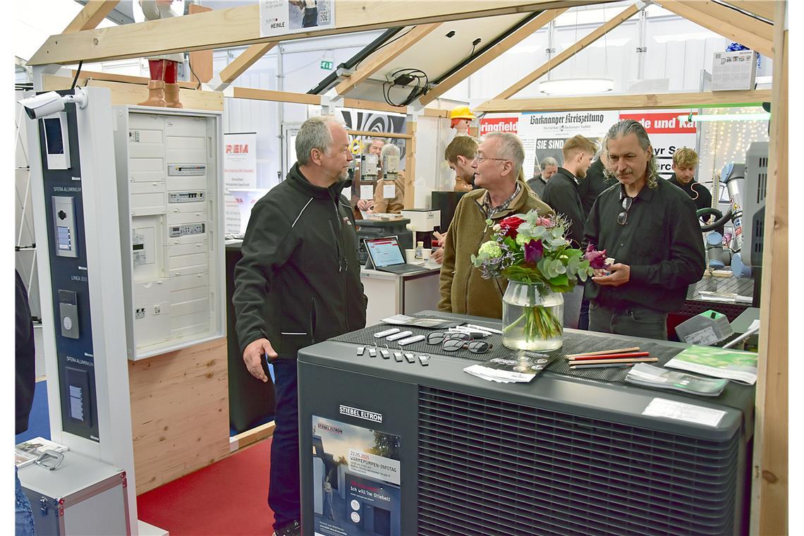 Handwerksbetriebe, wie hier die Firma Elektro Heinle mit einer Wärmepumpe-Anlage...