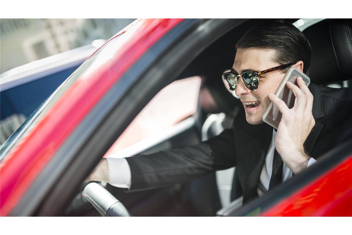 Handy am Ohr während des Autofahrens: Es könnte das letzte Gespräch im Leben sein.
