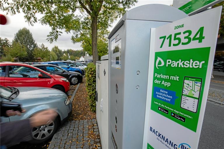 Handyparken gibt’s jetzt auch in Backnang. Der Automat hat noch nicht ausgedient, aber mit der App benötigt man kein Bargeld mehr.