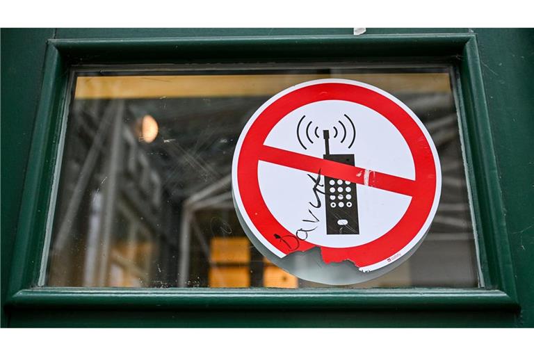 Handys können Kinder vom Unterricht ablenken - Hessen will dagegen mit weitreichenden Einschränkungen vorgehen. (Symbolbild)
