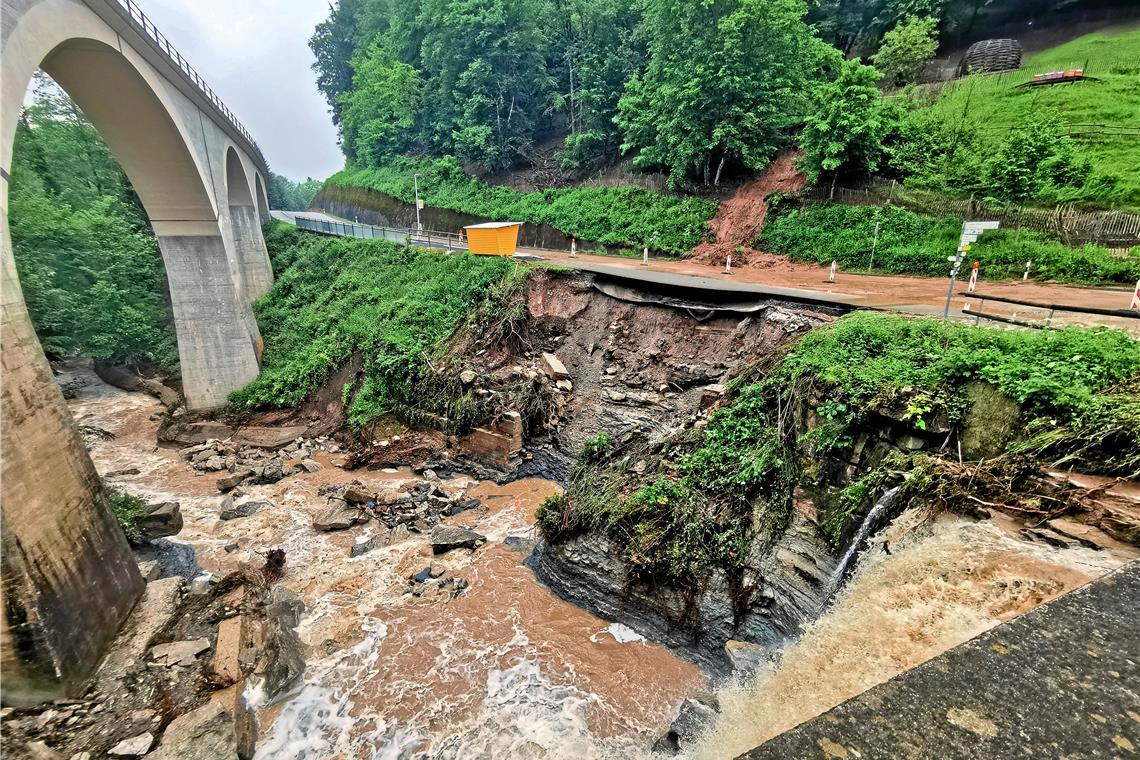 Live-Ticker zum Hochwasser: Zwei Tote im Keller Hangrutschung im Bereich der Lauffenmühle in Welzheim. Weitere Bilder sind in der Bildergalerie zu sehen.