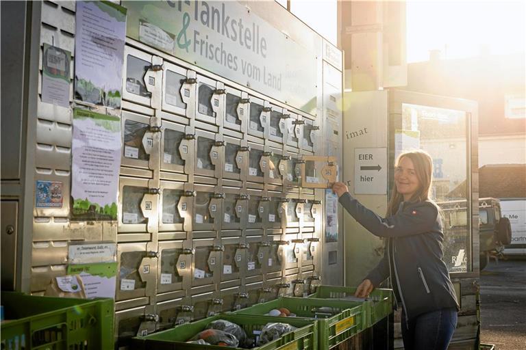 Hanna Friz befüllt den Automaten in Oppenweiler. Zurzeit bestückt täglich ein Familienmitglied die Eiertankstelle neu. Foto: Alexander Becher