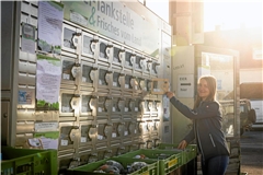 Hanna Friz befüllt den Automaten in Oppenweiler. Zurzeit bestückt täglich ein Familienmitglied die Eiertankstelle neu. Foto: Alexander Becher