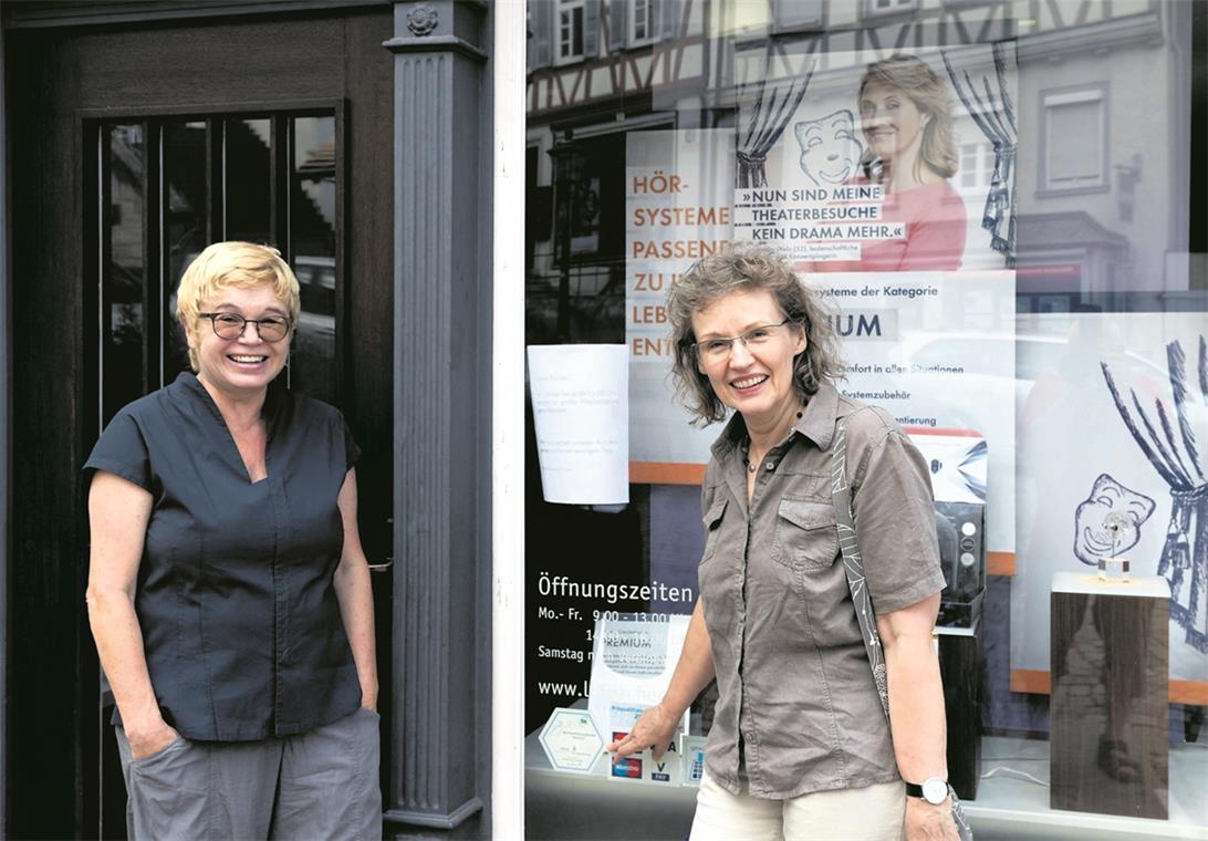 Als Senior leichter einkaufen Hanna Mörtl (links) und Rosemarie Baur-Schwozer setzen sich dafür ein, dass die neue Auflage des Siegels „Seniorenfreundlicher Service“ noch in diesem Jahr an den teilnehmenden Einzelhandelsgeschäften angebracht wird. 2011 ging die erste Auflage des Siegels an den Start. Fotos: J. Fiedler