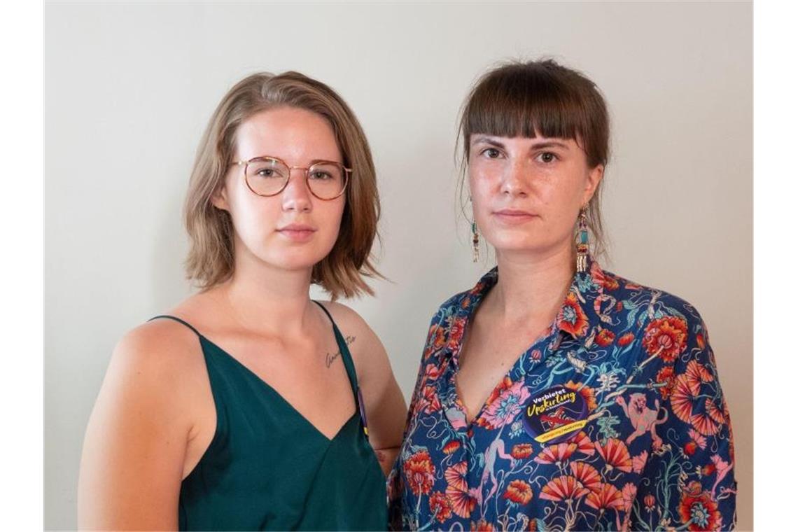 Hanna Seidel (r) und Ida Marie Sassenberg, Initiatorinnen der Petition "Verbietet #Upskirting in Deutschland", stehen zusammen. Foto: Linda Vogt/dpa/Archivbild