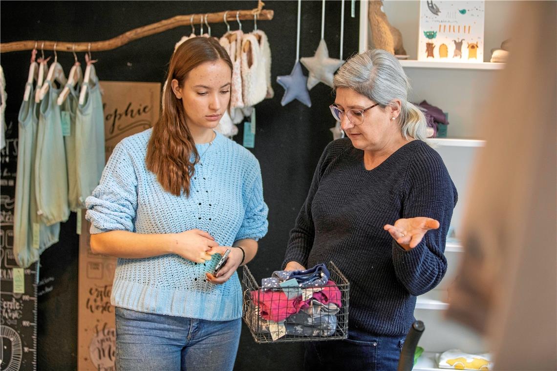 Hannah Krämer recherchiert bei Beate Kirchherr.