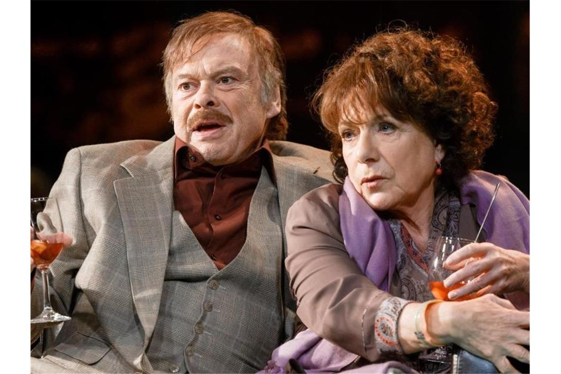 Schauspieler Volker Lechtenbrink gestorben Hannelore Hoger und Volker Lechtenbrink 2013 in Hamburg bei der Fotoprobe des Stückes „Ihre Version des Spiels“. Foto: picture alliance / dpa