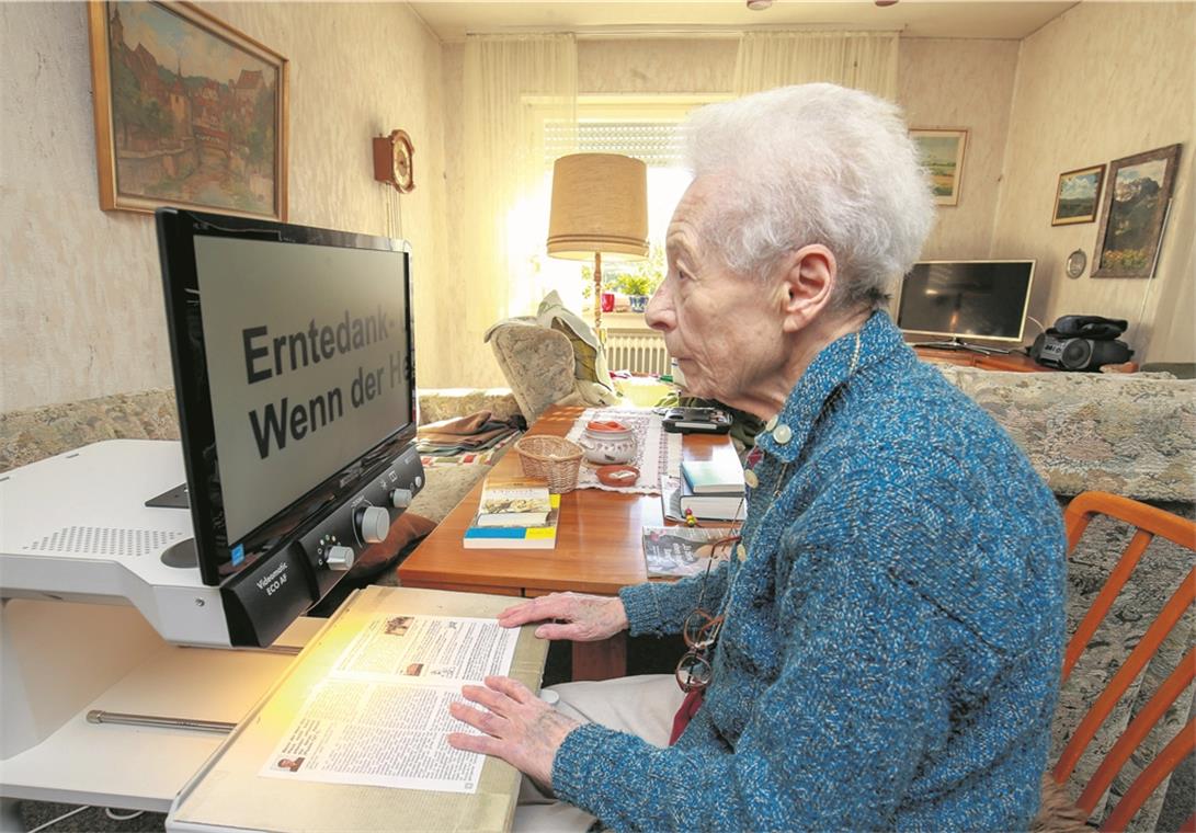 Hannelore Michel liest einen Bericht im Gemeindebrief an ihrem Lesegerät. Die Schrift erscheint stark vergrößert am Monitor. Foto: A. Becher