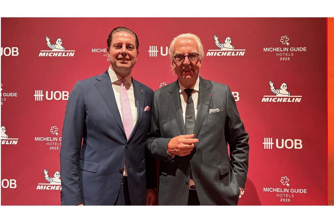 Hannes Bareiss (links) vom Hotel Bareiss und Heiner Finkbeiner vom Hotel Traube Tonbach in Baiersbronn können sich in Paris über die höchste Auszeichnung freuen.