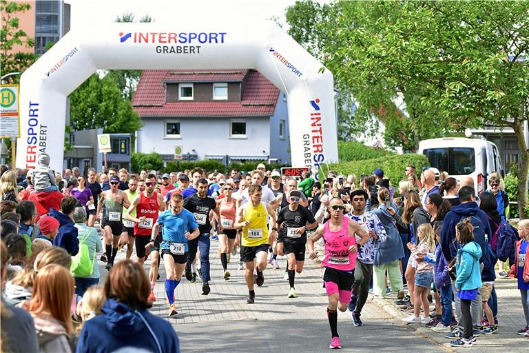 Hannes Großkopf im pinken Laufshirt hat keine Zeit zu verlieren. Der spätere Sieger bringt bereits kurz nach dem Start ein paar Meter zwischen sich und die Rivalen. Fotos: Tobias Sellmaier