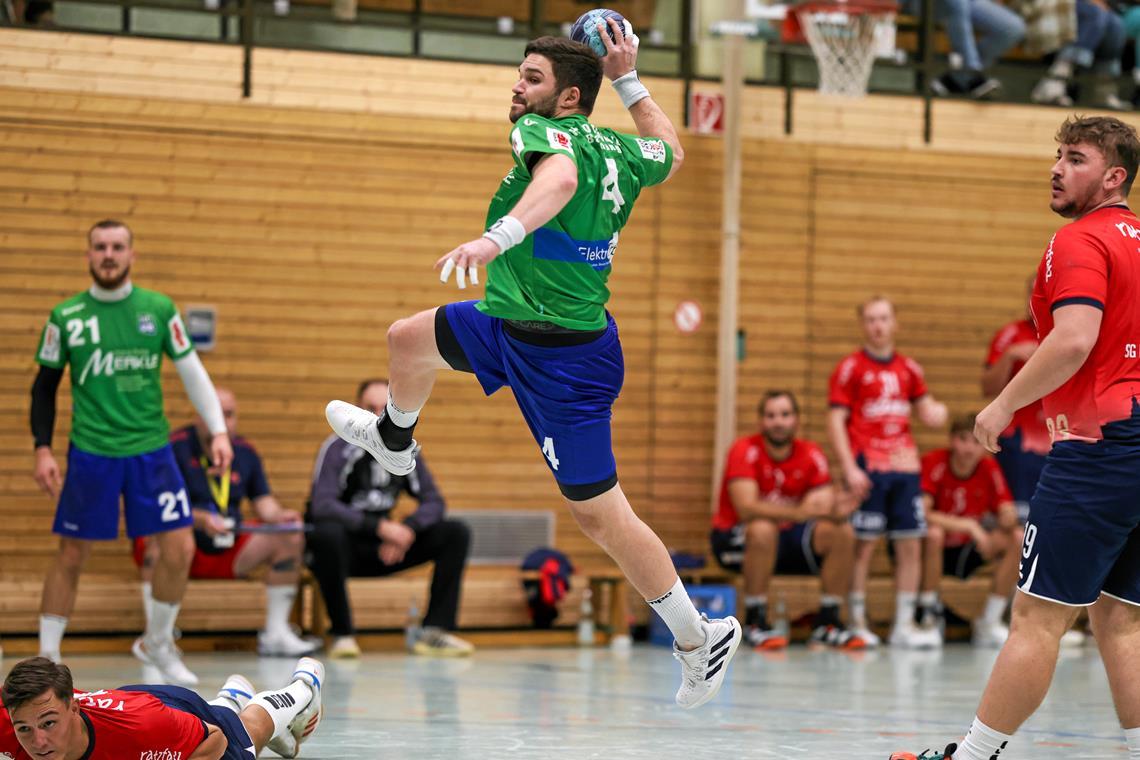 Hannes Preßmar (beim Wurf) ist mit 35 Jahren immer noch beim HC Oppenweiler/Backnang II am Ball und trainiert teilweise schon die Kinder früherer Mitspieler. Archivfoto: Alexander Becher