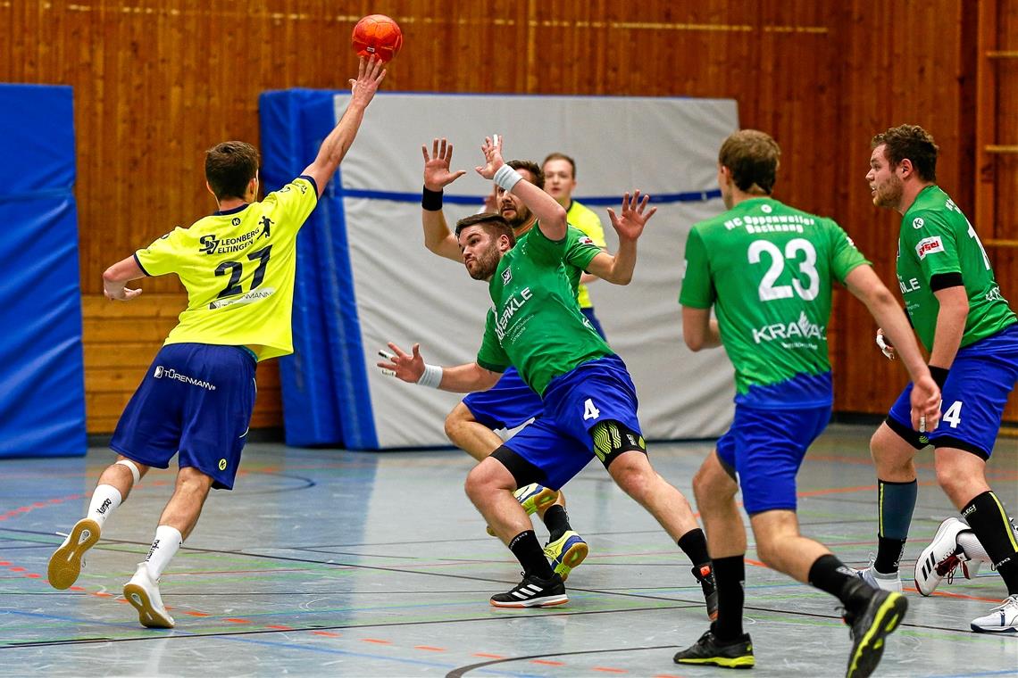 Gleich zu Beginn den Anschluss verloren Hannes Preßmer (Nummer 4) und der HCOB haben klar verloren. Foto: A. Becher