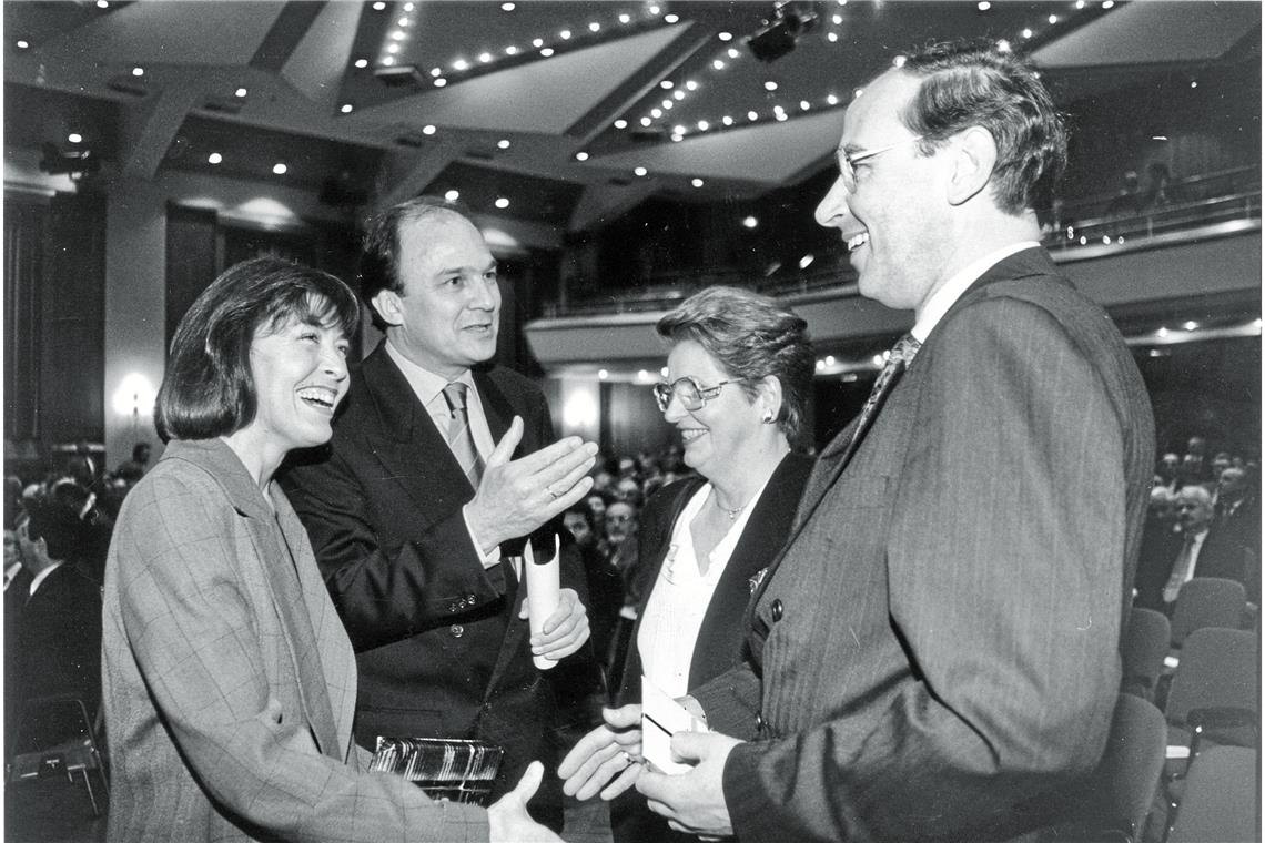 „Ich erinnere mich gerne an Backnang“ Hannes Rieckhoff und Ehefrau Thekla Carola Wied (links) gratulierten 1994 dem neu gewählten OB Jürgen Schmidt, hier mit Ehefrau Elfriede, im Backnanger Bürgerhaus. Auch Schmidt war wie Rieckhoff nur eine Amtsperiode lang Rathauschef in Backnang. Foto: Monika Melchert