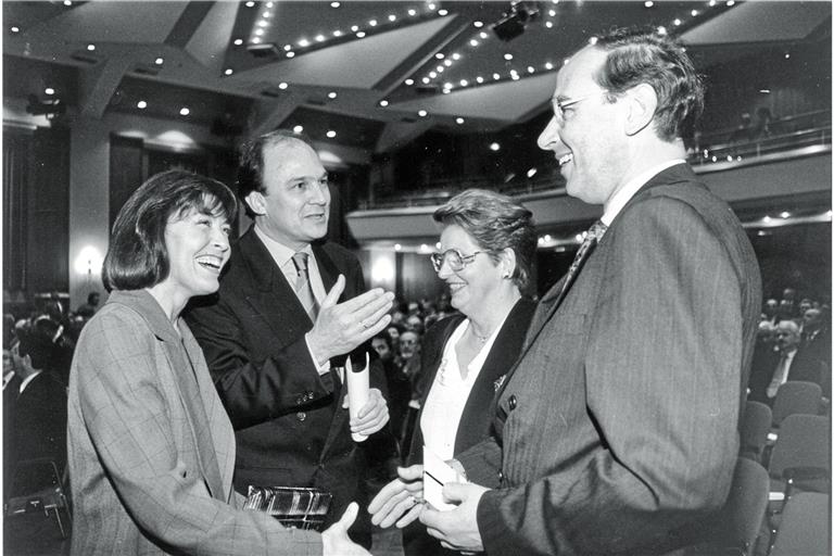 Hannes Rieckhoff und Ehefrau Thekla Carola Wied (links) gratulierten 1994 dem neu gewählten OB Jürgen Schmidt, hier mit Ehefrau Elfriede, im Backnanger Bürgerhaus. Auch Schmidt war wie Rieckhoff nur eine Amtsperiode lang Rathauschef in Backnang. Foto: Monika Melchert