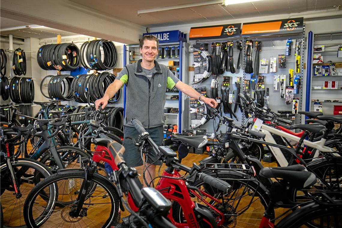 Hannes Schneider vom gleichnamigen Radsportgeschäft in Backnang spricht von einer großen Nachfrage nach Elektromodellen. Foto: A. Becher