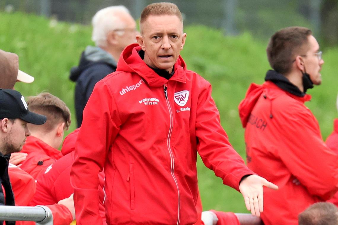 Der SV Allmersbach und die SGOS stehen unter Zugzwang Hannes Stanke hat mit dem SVA bisher erst elf Punkte zu präsentieren. Der Coach hofft, dass sich das bereits heute Abend ändert. Foto: Alexander Becher