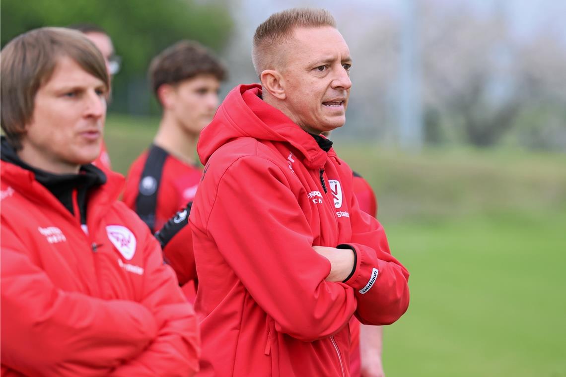 Beim Täles-Klub hat das Zittern begonnen Hannes Stanke (rechts) schaut mit seinem Partner im Trainerteam Jan Demmler mit etwas bangem Blick auf die immer näher rückenden Kontrahenten aus dem Tabellenkeller. Mittlerweile ist der Vorsprung auf die Abstiegsplätze arg zusammengeschrumpft. Foto: Alexander Becher