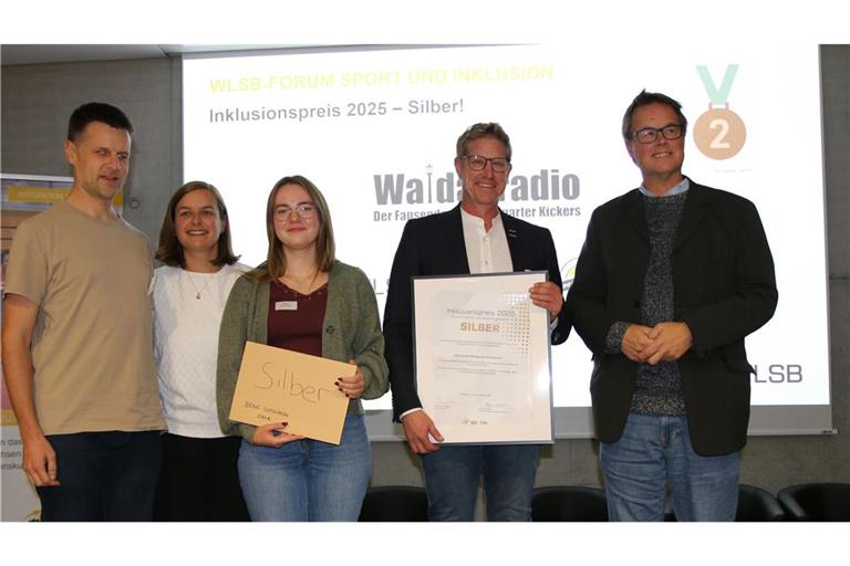 Macher mit großem Herz für die Blauen – WLSB  zeichnet Waldauradio aus Hannes Stöcker, Jörg Schwerteck, Maike Strohmeier nehmen die Ehrung entgegen von Anne Köhler (Vizepräsidentin des WLSB) und Alexander Fangmann (Inklusionsbeauftragter WLSB/v. re.) entgegen.