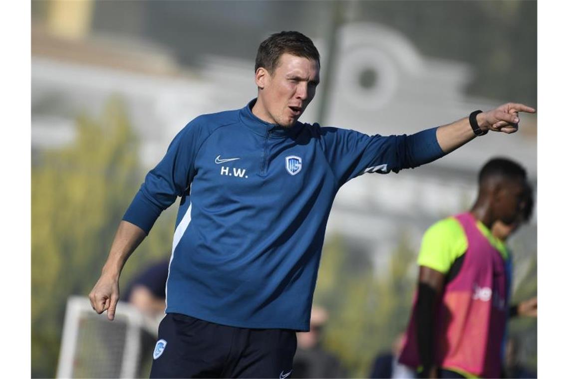 Ex-VfB-Trainer Hannes Wolf in Genk ohne Vertragslaufzeit Hannes Wolf gibt beim Training Anweisungen. Foto: Yorick Jansens/BELGA/dpa/Archiv