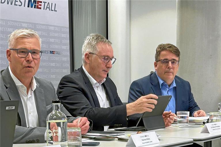 Hanno Höhn, Michael Prochaska und Michael Kempter (von links) von Südwestmetall präsentieren die Ergebnisse der Umfrage unter den Mitgliedsunternehmen. Foto: Andreas Ziegele