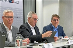 Hanno Höhn, Michael Prochaska und Michael Kempter (von links) von Südwestmetall präsentieren die Ergebnisse der Umfrage unter den Mitgliedsunternehmen. Foto: Andreas Ziegele