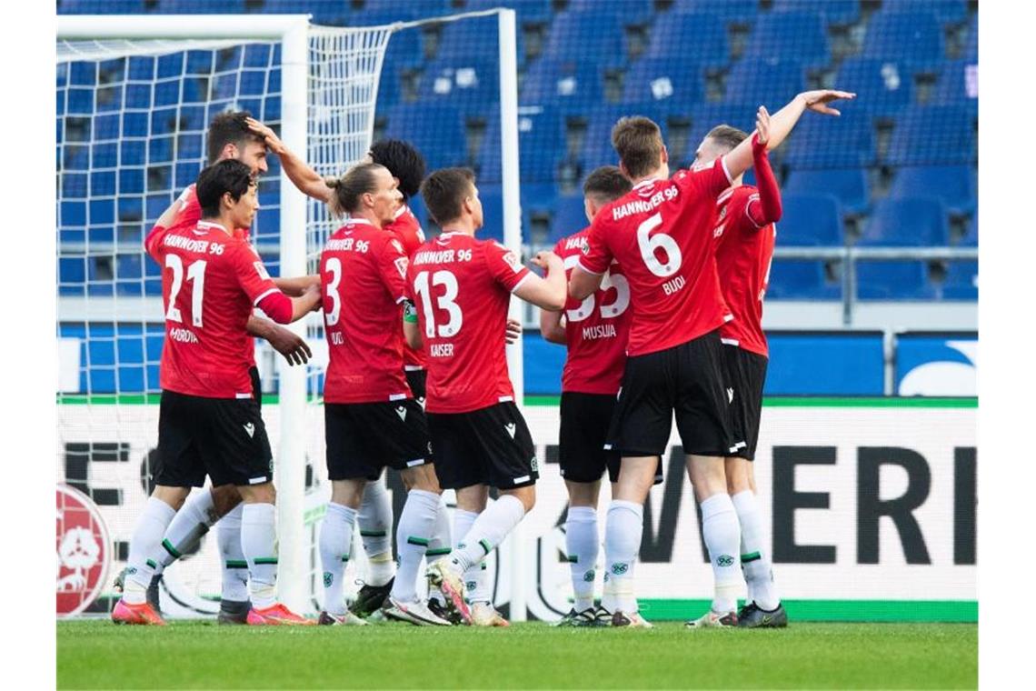 Hannover 96 baute mit dem Sieg gegen Jahn Regensburg den Vorsprung auf die Gäste aus Franken aus. Foto: Julian Stratenschulte/dpa