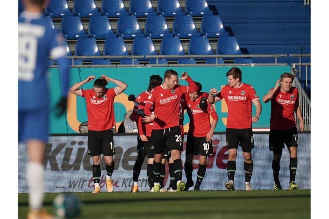 HSV bleibt Spitzenreiter - Bochum rückt auf Hannover 96 feierte einen Auswärtssieg bei Darmstadt 98. Foto: Thomas Frey/dpa