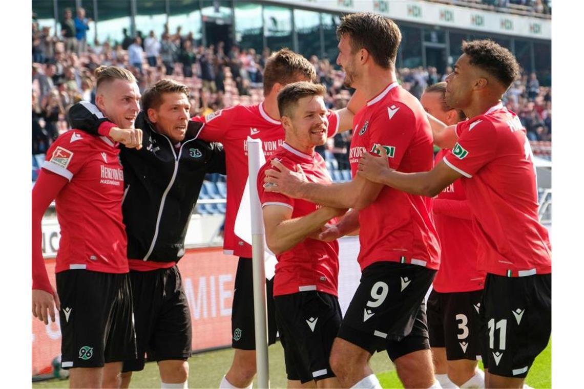 Hannover 96 hat das Derby gegen Eintracht Braunschweig gewonnen: Die Spieler aus der Landeshauptstadt feiern das Tor zum 2:1. Foto: Peter Steffen/dpa