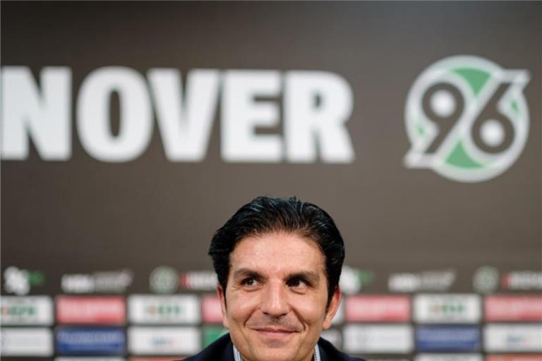 Hannover 96 hat den neuen Trainer vorgestellt: Kenan Kocak spricht bei der Pressekonferenz in der HDI Arena. Foto: Ole Spata/dpa