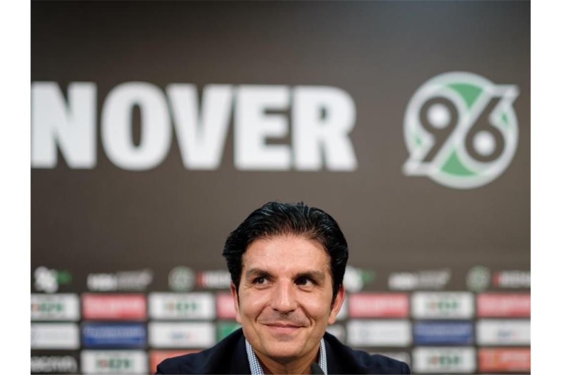 Hannover 96 hat den neuen Trainer vorgestellt: Kenan Kocak spricht bei der Pressekonferenz in der HDI Arena. Foto: Ole Spata/dpa