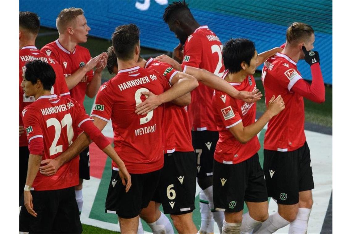 Terodde führt HSV an die Spitze - Heimdebakel für Fürth Hannover 96 kam gegen den VfL Bochum zu einem Heimsieg. Foto: Swen Pförtner/dpa