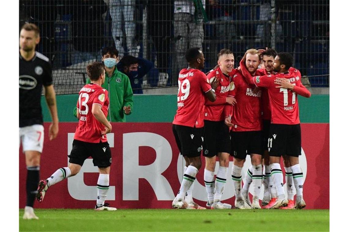 Gladbach demütigt Bayern - Leverkusen überraschend raus Hannover 96 setzte sich knapp gegen Fortuna Düsseldorf durch. Foto: Julian Stratenschulte/dpa