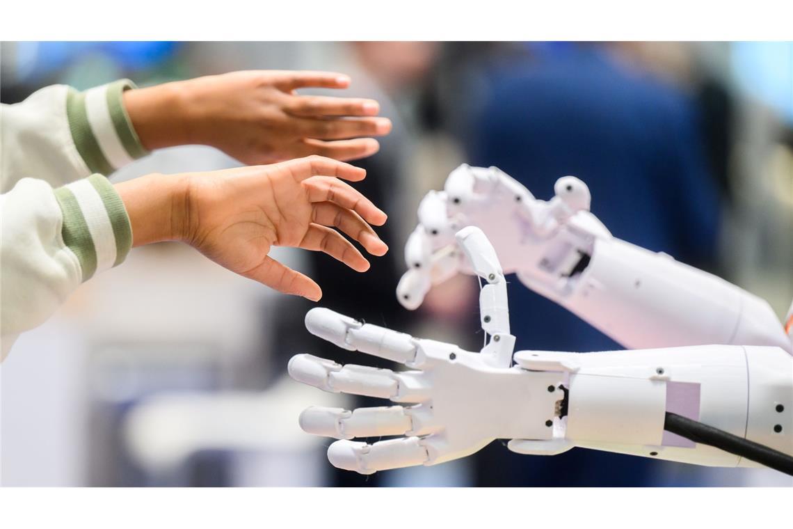 Bilder des Tages Hannover Messe 2025: Handshake zwischen Kind und Roboter von "pib@school".