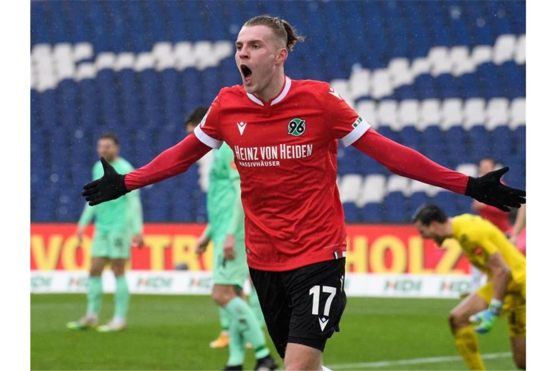 HSV erobert Tabellenführung - Kiel patzt gegen Osnabrück Hannover-Stürmer Marvin Ducksch traf gegen Sandhausen doppelt. Foto: Swen Pförtner/dpa