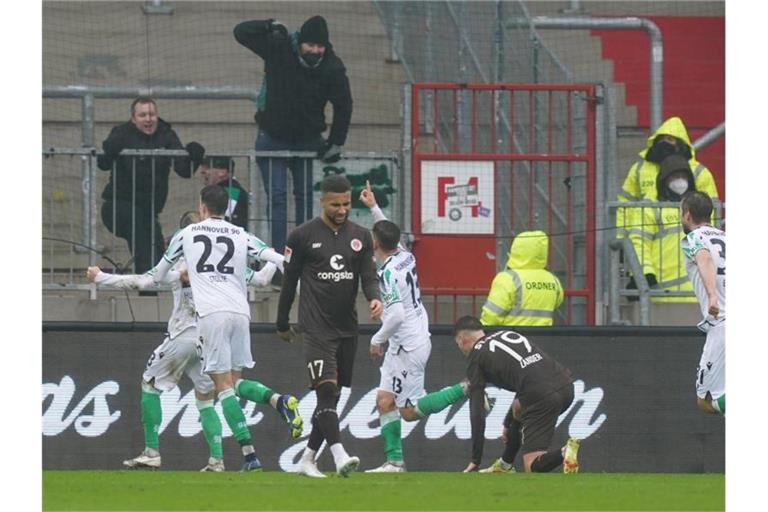 Hannovers Dominik Kaiser (3.v.r) jubelt nach seinem Treffer - der FC St. Pauli unterliegt im Heimspiel Hannover 96. Foto: Marcus Brandt/dpa