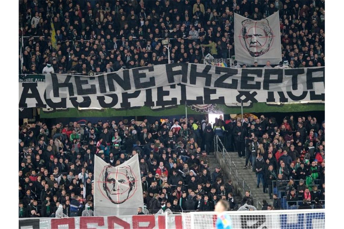 Hannovers Fans zeigen provokante Banner. Foto: Peter Steffen/dpa