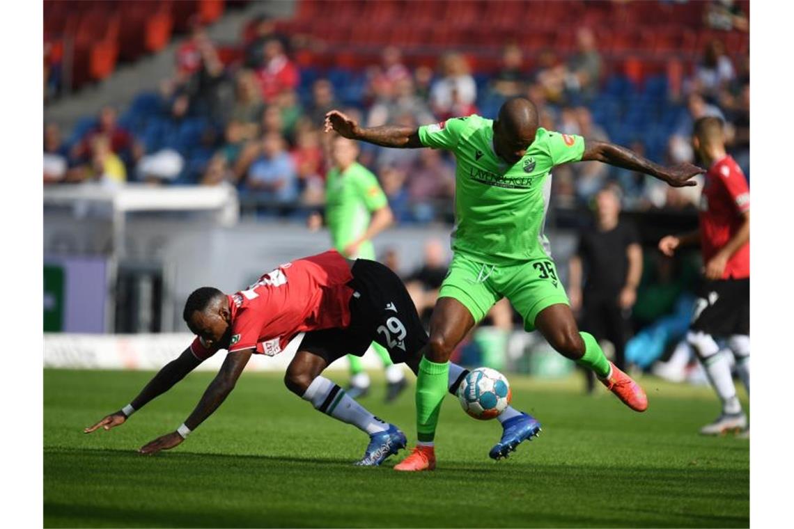 2:1 in Hannover: SV Sandhausen siegt nach Schwartz-Rückkehr Hannovers Gaël Ondoua (l) und Sandhausens Charlison Benschop kämpfen um den Ball. Foto: Daniel Reinhardt/dpa