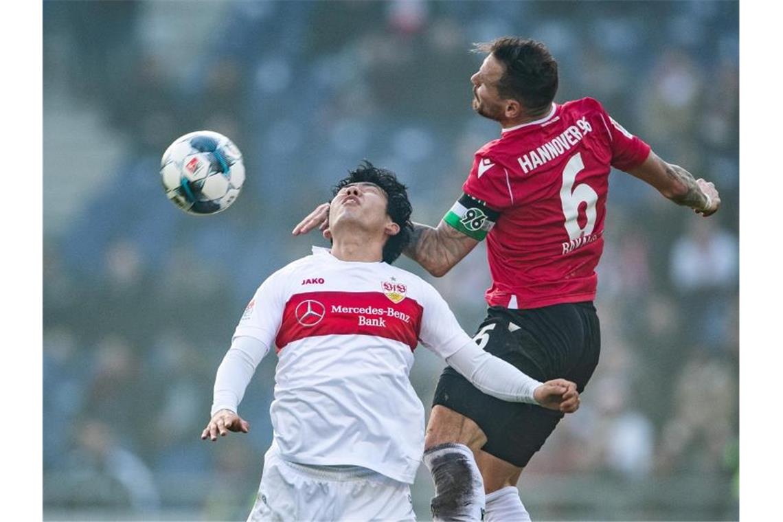 Zweitliga-Spitzentrio enttäuscht zum Jahresabschluss Hannovers Marvin Bakalorz (r) im Zweikampf mit Stuttgarts Wataru Endo. Foto: Swen Pförtner/dpa