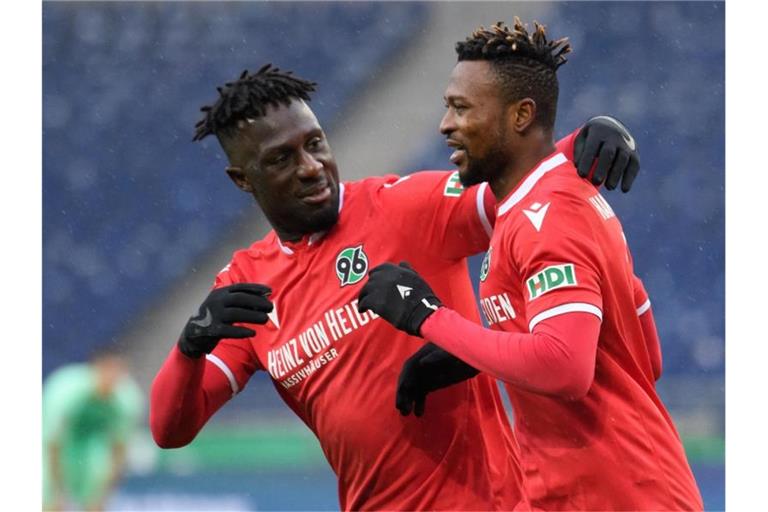 Hannovers Patrick Twumasi (r) jubelt nach seinem Tor zum 2:0. Foto: Swen Pförtner/dpa