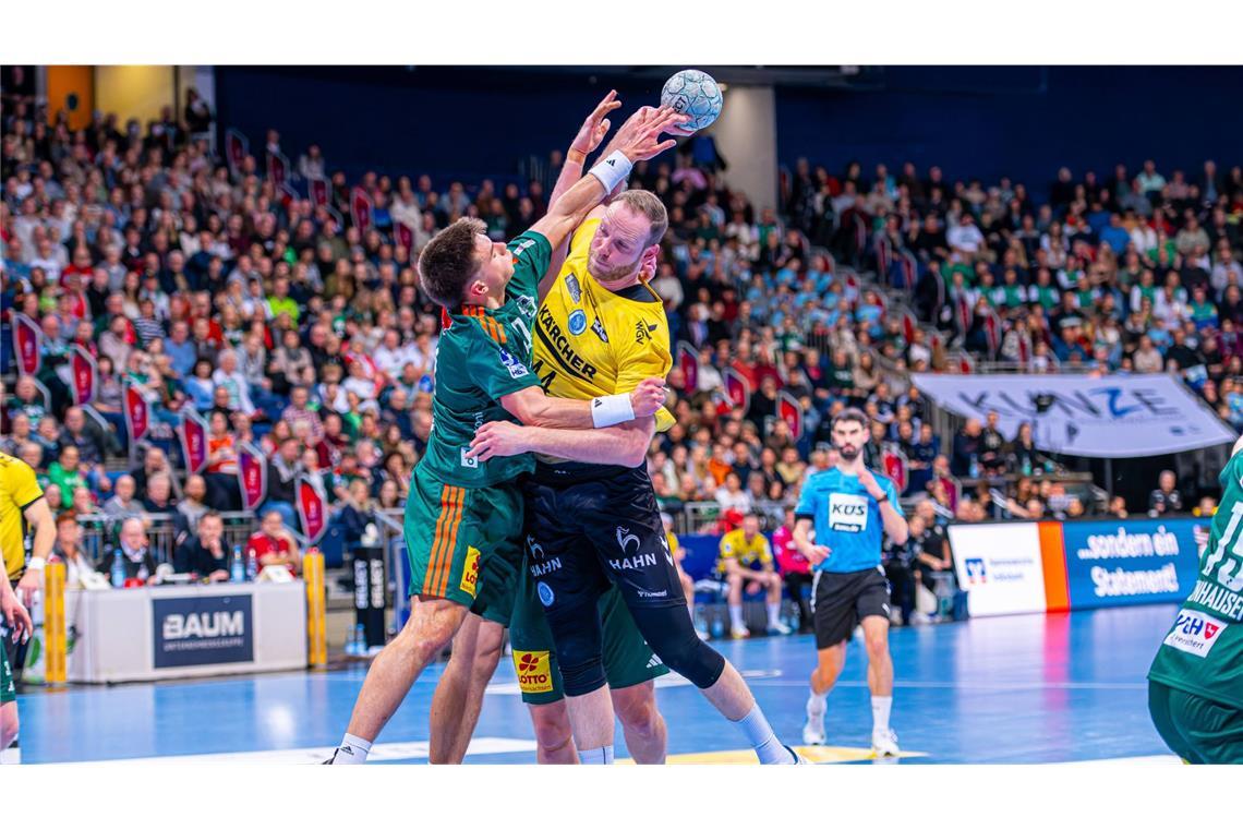 Hannovers Renars Uscins versucht Lenny Rubin, den besten TVB-Torschützen, zu stoppen.