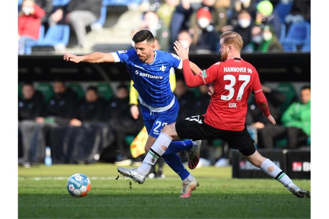 Darmstadt und Schalke patzen und helfen norddeutschen Clubs Hannovers Sebastian Kerk (r) und Darmstadts Klaus Gjasula kämpfen um den Ball. Foto: Daniel Reinhardt/dpa