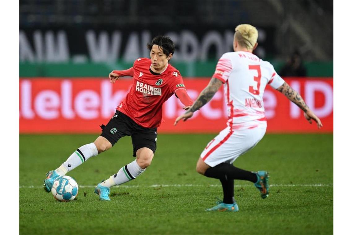 Starker Auftritt in Hannover: Favorit Leipzig im Halbfinale Hannovers Sei Muroya (l) in Aktion gegen Angeliño von RB Leipzig. Foto: Daniel Reinhardt/dpa