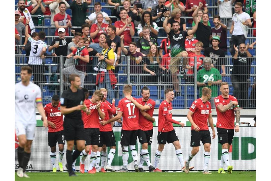 Hannovers Spieler jubeln über das 1:0 gegen den FC St. Pauli. Foto: Swen Pförtner/dpa