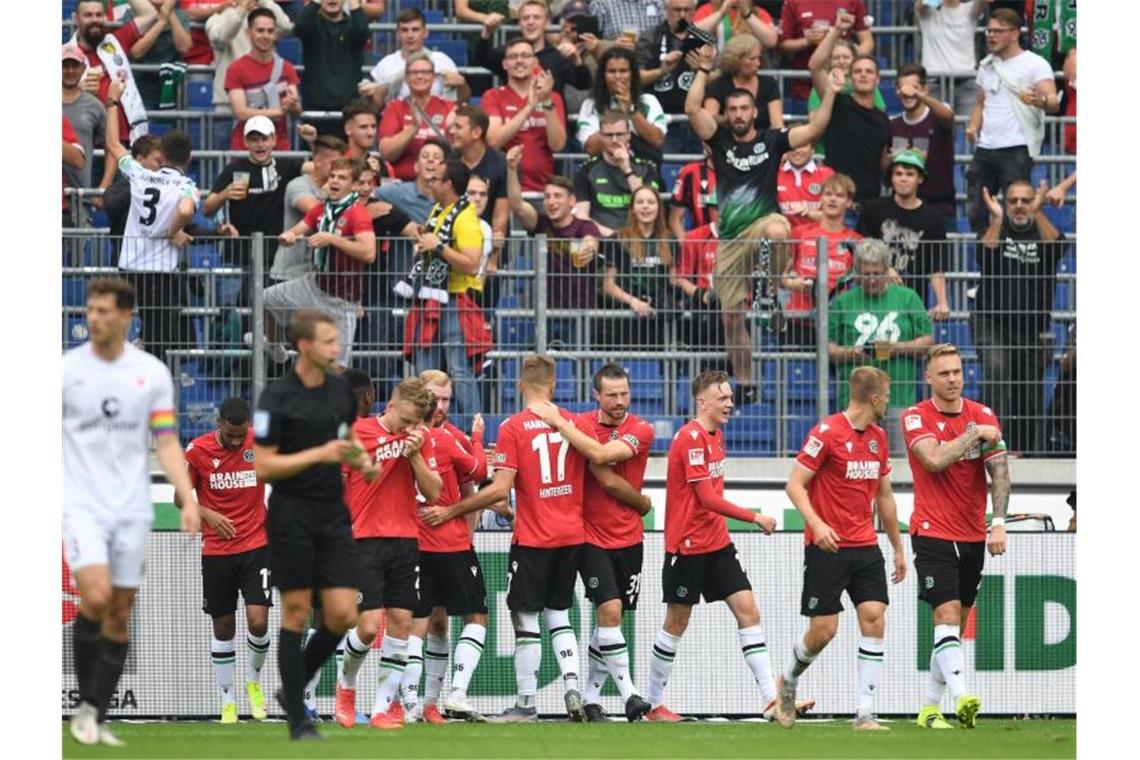 Bremen feiert nächsten Sieg - Späte Tore in Karlsruhe