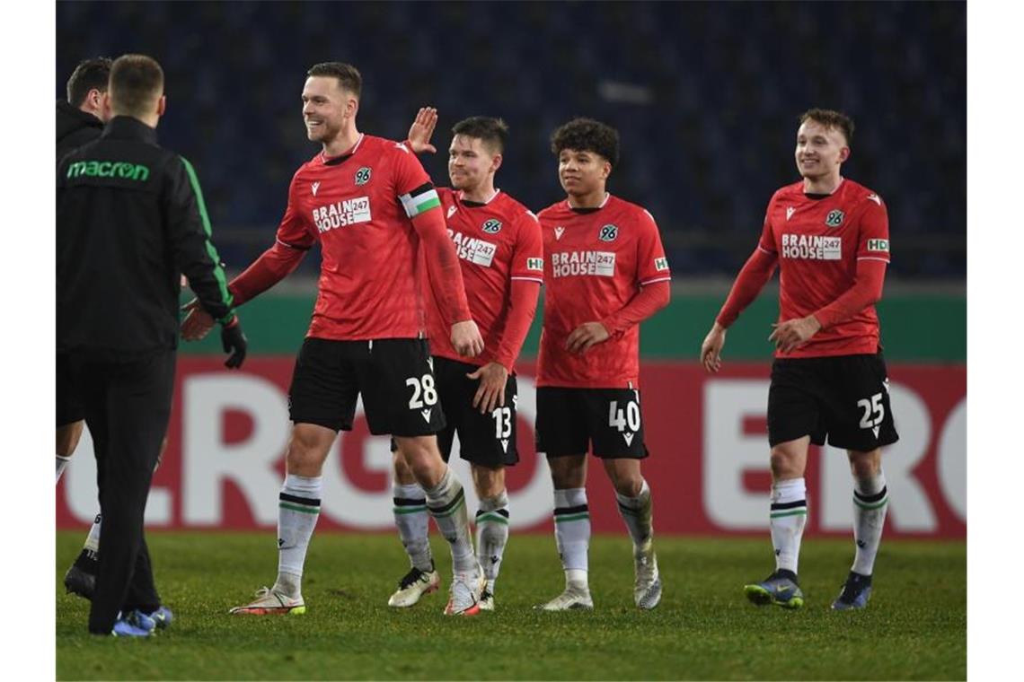 Hannovers Spieler klatschen sich nach dem Sieg gegen Mönchengladbach ab. Foto: Swen Pförtner/dpa